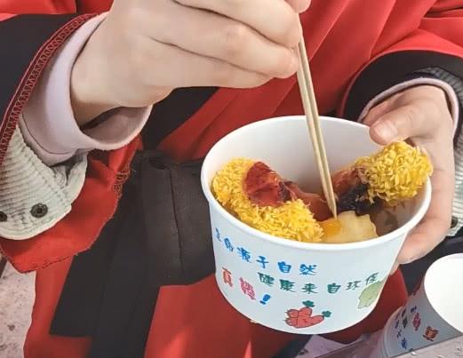 天津街头炸鲜奶小摊，油炸多种不同风味的甜点，十五块钱一份六个